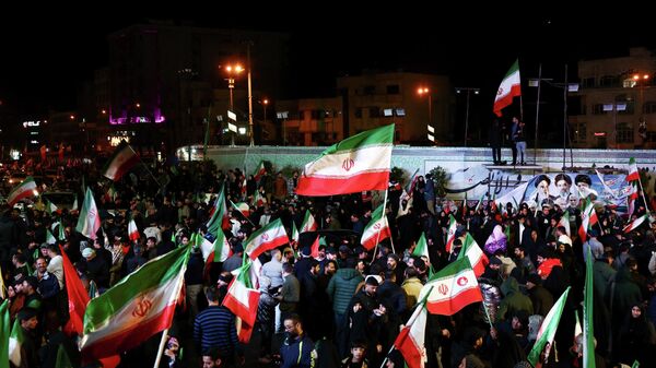 Ateşkes ilanının ardından İranlılar sokaklara döküldü - Sputnik Türkiye
