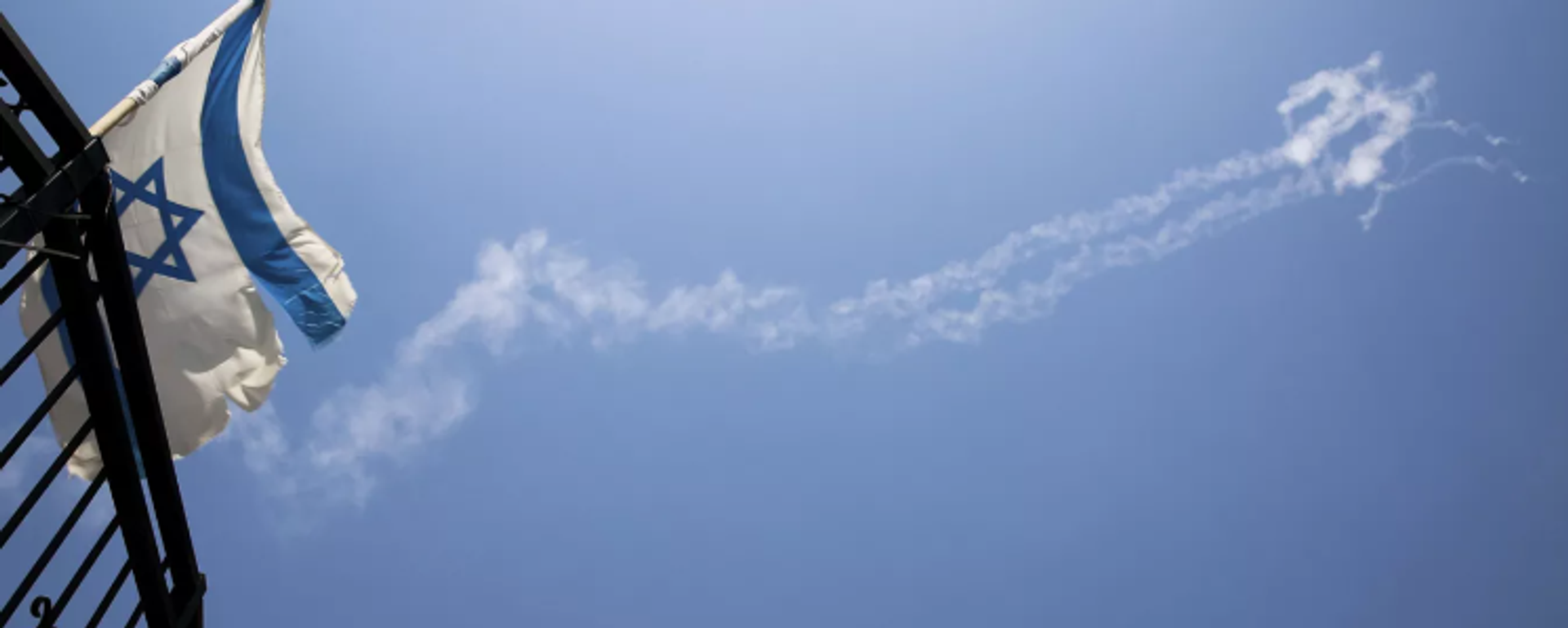 İsrail semalarında füze izleri - Sputnik Türkiye, 1920, 08.04.2026