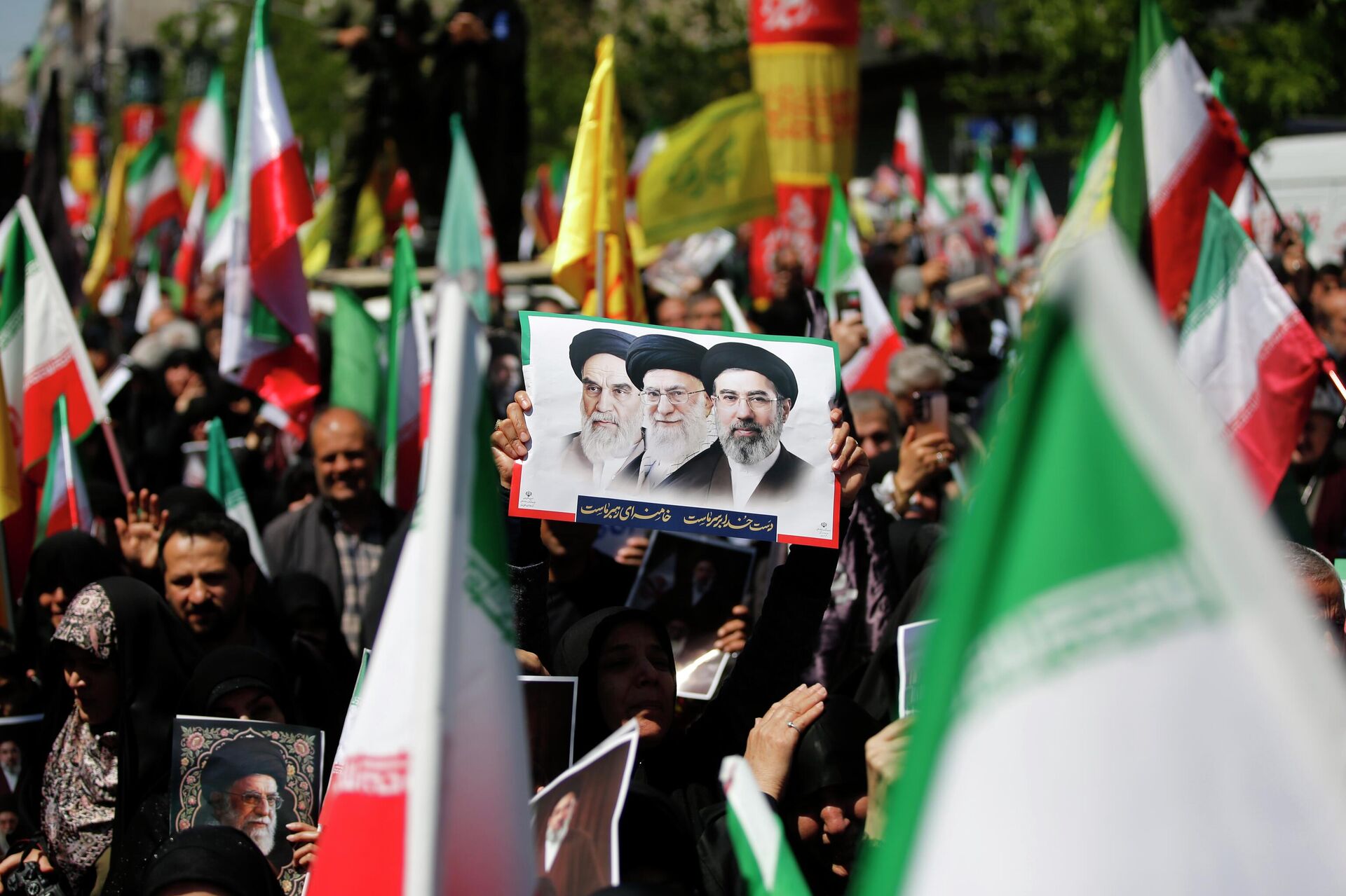 Hamaney'in ölümünün 40. günü münasebetiyle anma yürüyüşü düzenlendi - Sputnik Türkiye, 1920, 09.04.2026