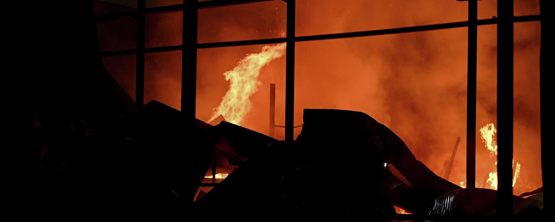 Sincan’daki ilaç fabrikasında çıkan yangın, saatler süren müdahalenin ardından kontrol altına alınarak söndürüldü; tesis kullanılamaz hale geldi, soğutma çalışmaları sürüyor. - Sputnik Türkiye, 1920, 11.04.2026