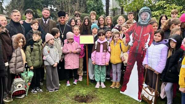 Rusya'nın İstanbul Başkonsolosluğu bahçesine, 12 Nisan Kozmonotlar Günü vesilesiyle Kremlin çamı fidanları dikildi - Sputnik Türkiye