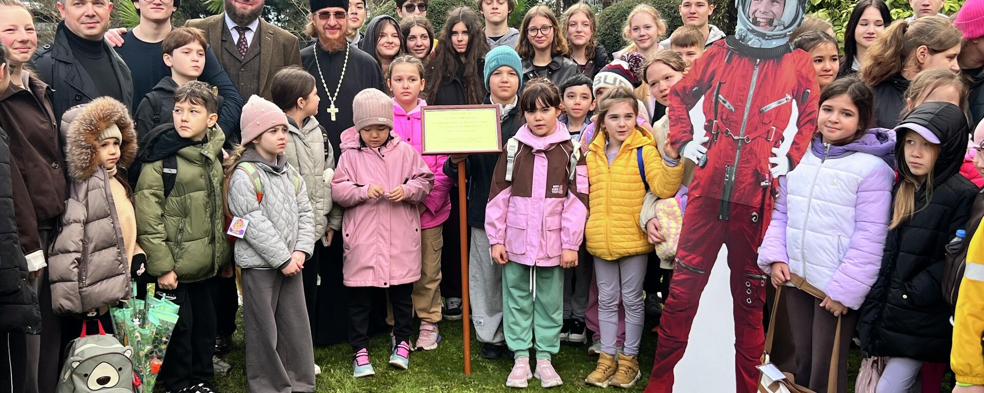 Rusya'nın İstanbul Başkonsolosluğu bahçesine, 12 Nisan Kozmonotlar Günü vesilesiyle Kremlin çamı fidanları dikildi - Sputnik Türkiye, 1920, 11.04.2026