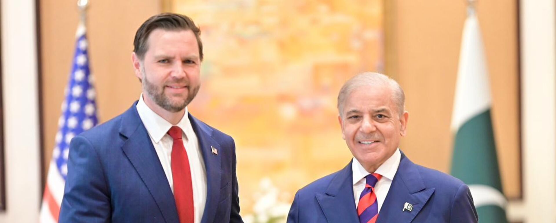 İran görüşmeleri için İslamabad'da bulunan ABD Başkan Yardımcısı JD Vance, Pakistan Başbakanı Şerif ile görüştü - Sputnik Türkiye, 1920, 11.04.2026