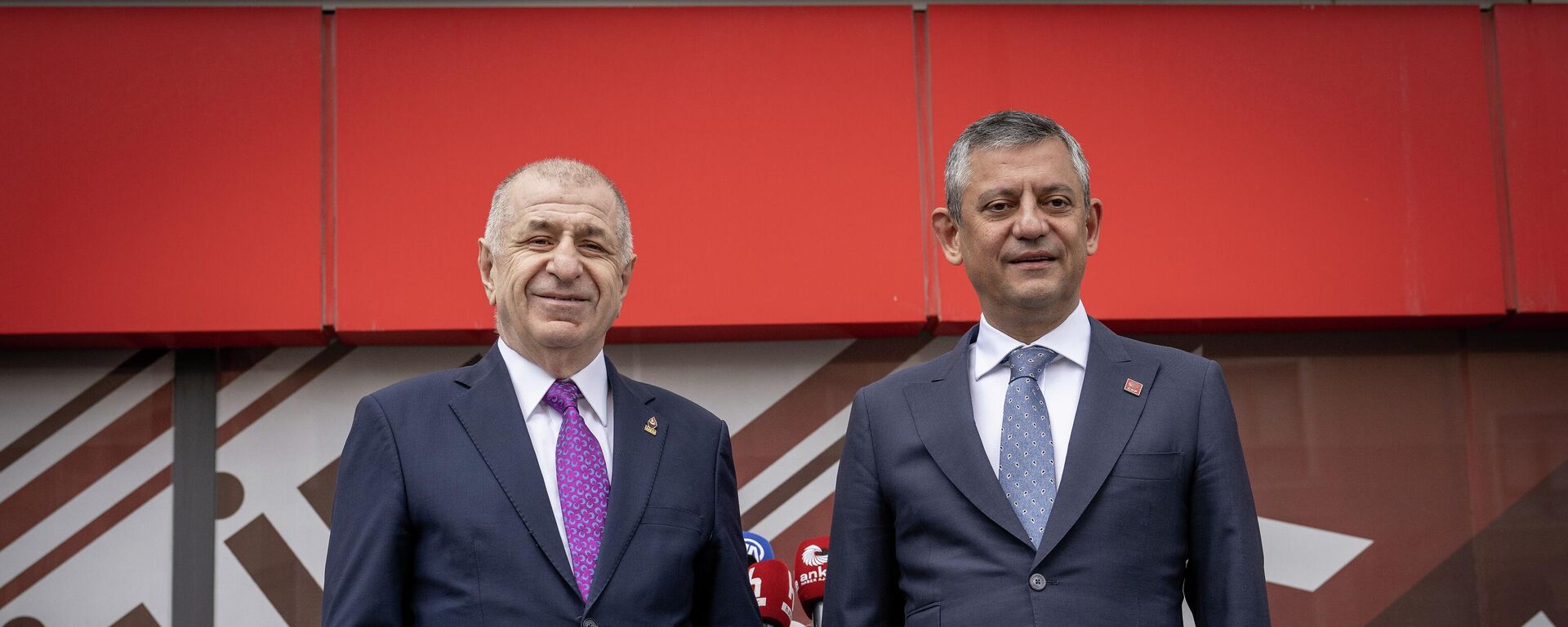 CHP Genel Başkanı Özgür Özel, Zafer Partisi Genel Başkanı Ümit Özdağ'ı Zafer Partisi Genel Merkezi'nde ziyaret etti - Sputnik Türkiye, 1920, 12.04.2026