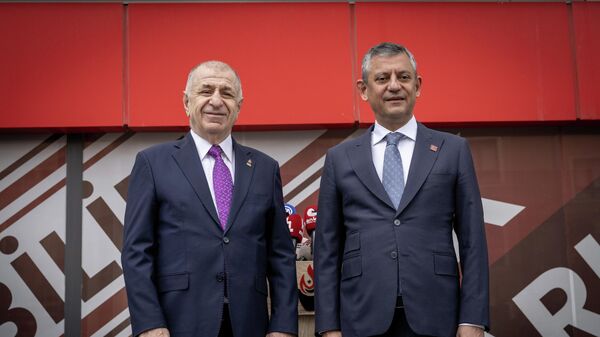 CHP Genel Başkanı Özgür Özel, Zafer Partisi Genel Başkanı Ümit Özdağ'ı Zafer Partisi Genel Merkezi'nde ziyaret etti - Sputnik Türkiye