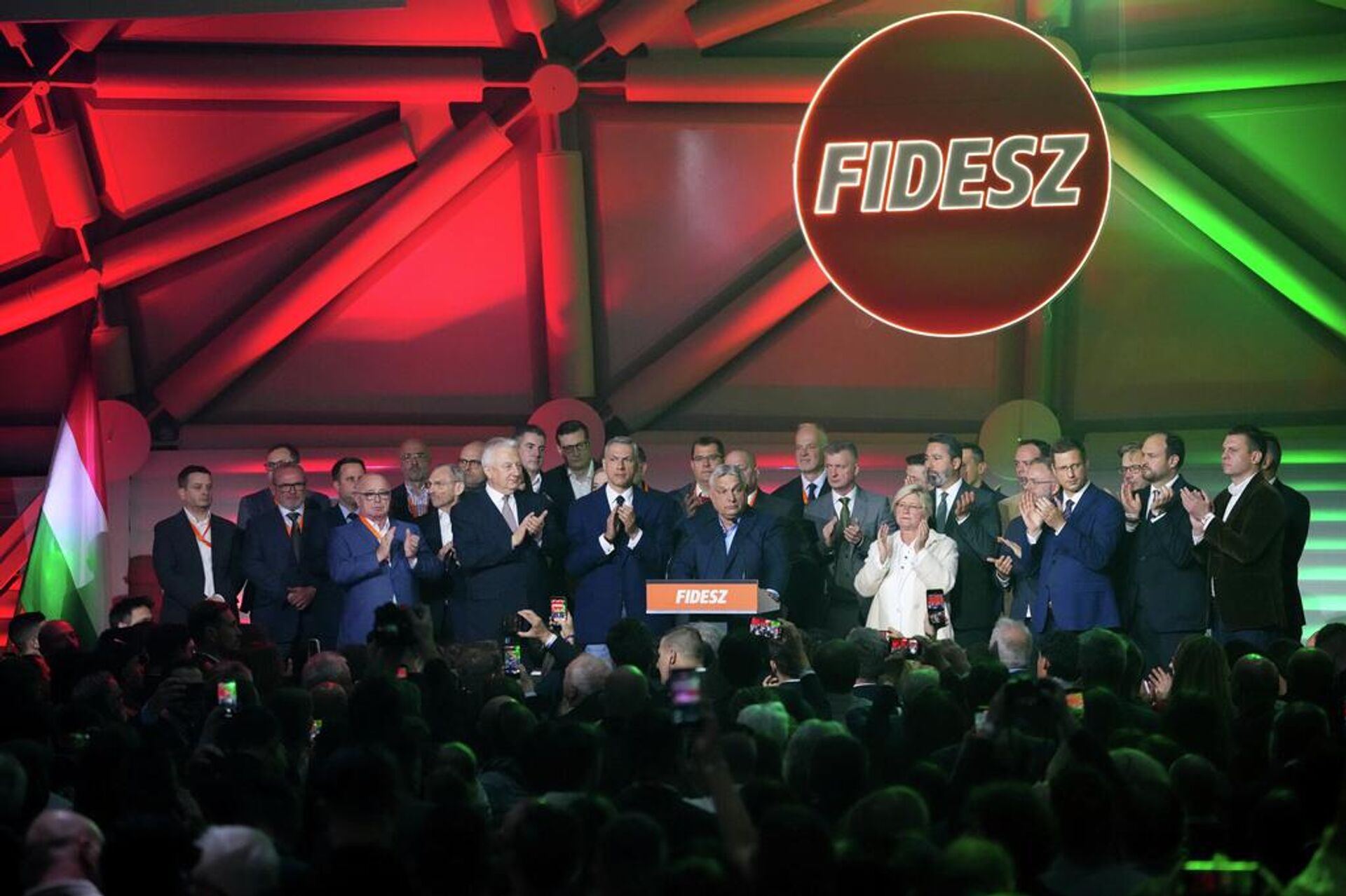 Viktor Orban Fidesz partisinin genel merkezinde destekçilerine hitap etti - Sputnik Türkiye, 1920, 12.04.2026