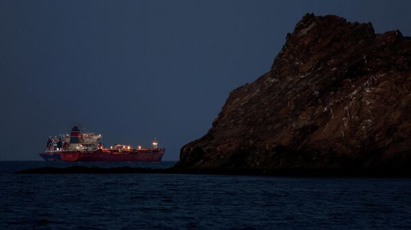 Hürmüz Boğazı yakınlarında bekleyen bir petrol tankeri - Sputnik Türkiye