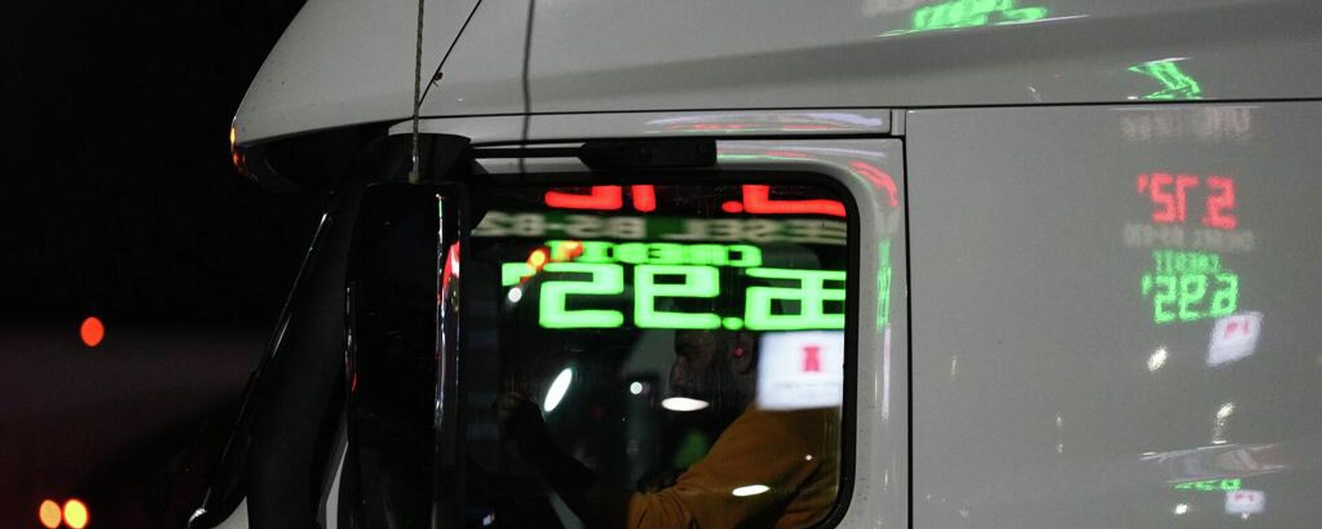 Benzin istasyonundaki bir kamyona yansıyan benzin fiyatları - Sputnik Türkiye, 1920, 14.04.2026