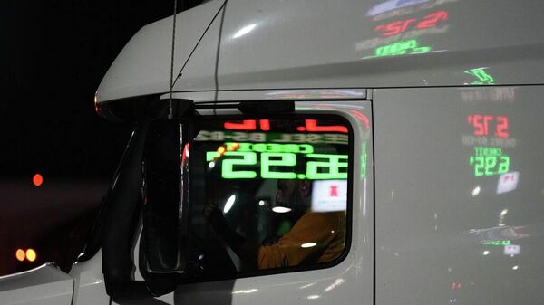 Benzin istasyonundaki bir kamyona yansıyan benzin fiyatları - Sputnik Türkiye