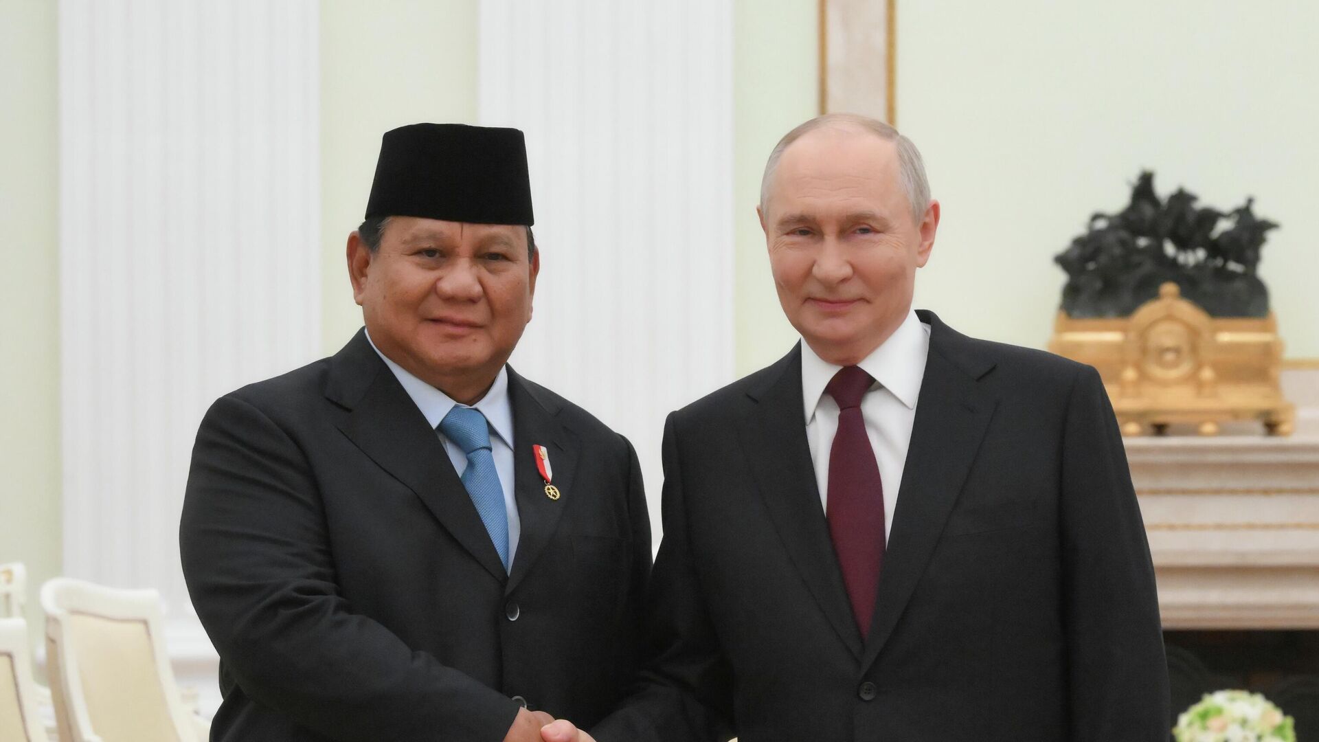 Tổng thống Nga Vladimir Putin gặp Tổng thống Indonesia Prabowo Subianto Tổng thống Nga Vladimir Putin gặp Tổng thống Indonesia Prabowo Subianto - Sputnik Türkiye, 1920, 14.04.2026