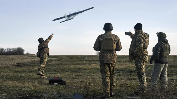 İHA uçuran Ukrayna askerleri - Sputnik Türkiye