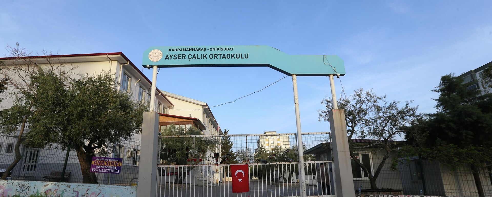 Silahlı saldırının gerçekleştiği okula Türk bayrağı asıldı, karanfil ve gül bırakıldı - Sputnik Türkiye, 1920, 16.04.2026