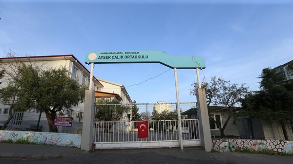 Silahlı saldırının gerçekleştiği okula Türk bayrağı asıldı, karanfil ve gül bırakıldı - Sputnik Türkiye