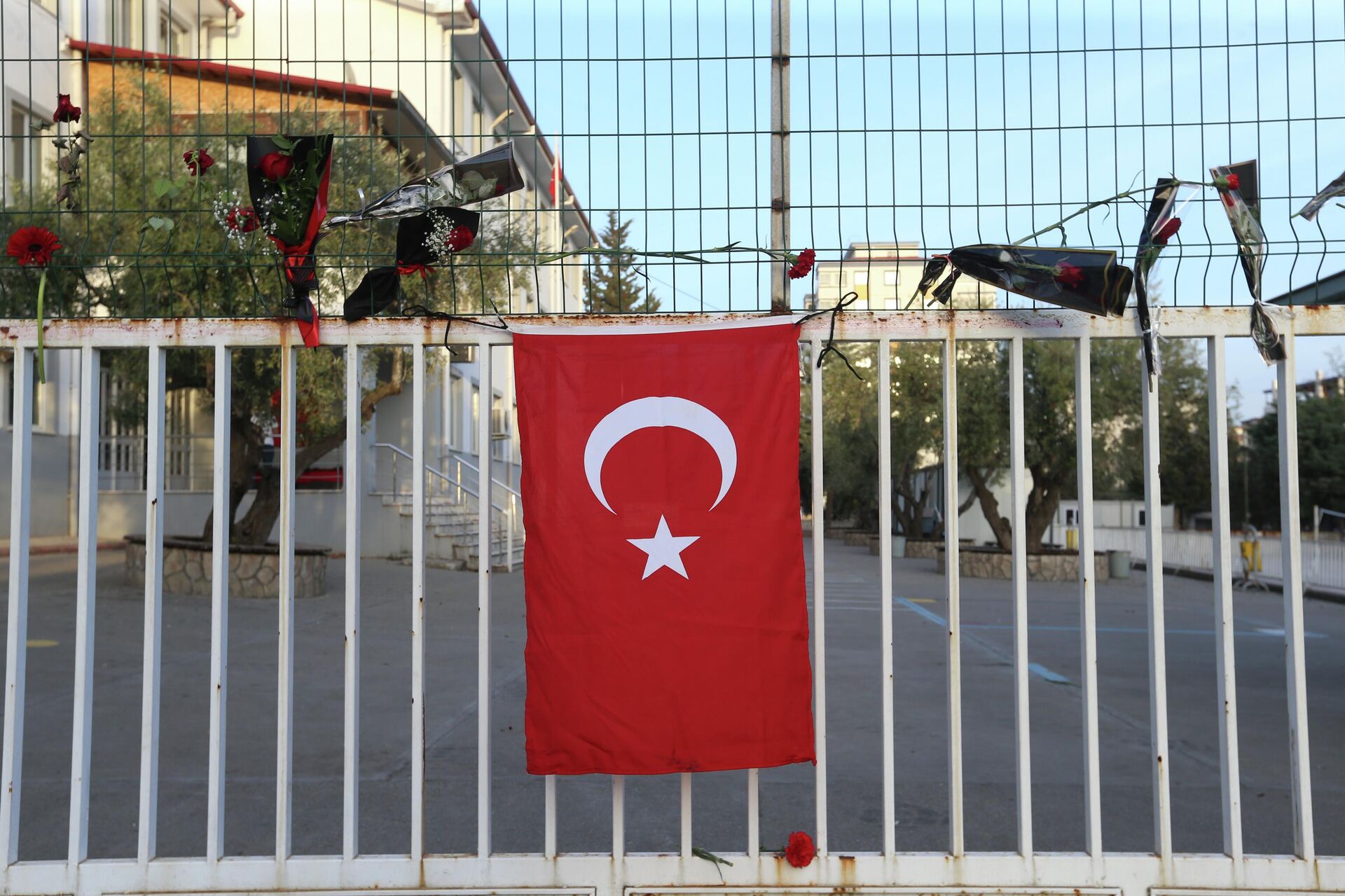Kahramanmaraş'ın Onikişubat ilçesinde silahlı saldırının gerçekleştiği okula Türk bayrağı asıldı, karanfil ve gül bırakıldı - Sputnik Türkiye, 1920, 16.04.2026