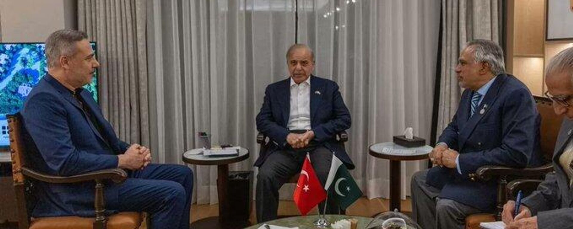 Dışişleri Bakanı Hakan Fidan ve Pakistan Başbakanı Şahbaz Şerif - Sputnik Türkiye, 1920, 16.04.2026
