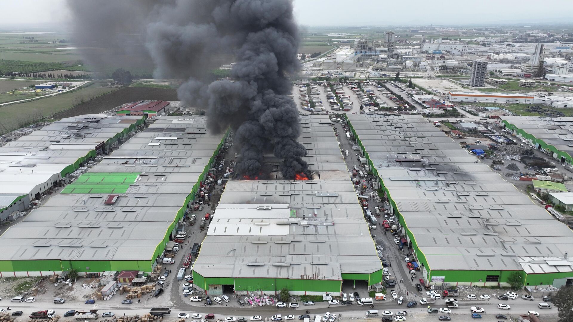 Adana'da geri dönüşüm tesisinde yangın çıktı - Sputnik Türkiye, 1920, 17.04.2026