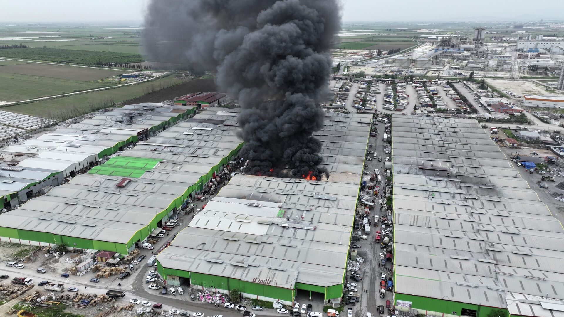 Adana'da geri dönüşüm tesisinde yangın çıktı - Sputnik Türkiye, 1920, 17.04.2026