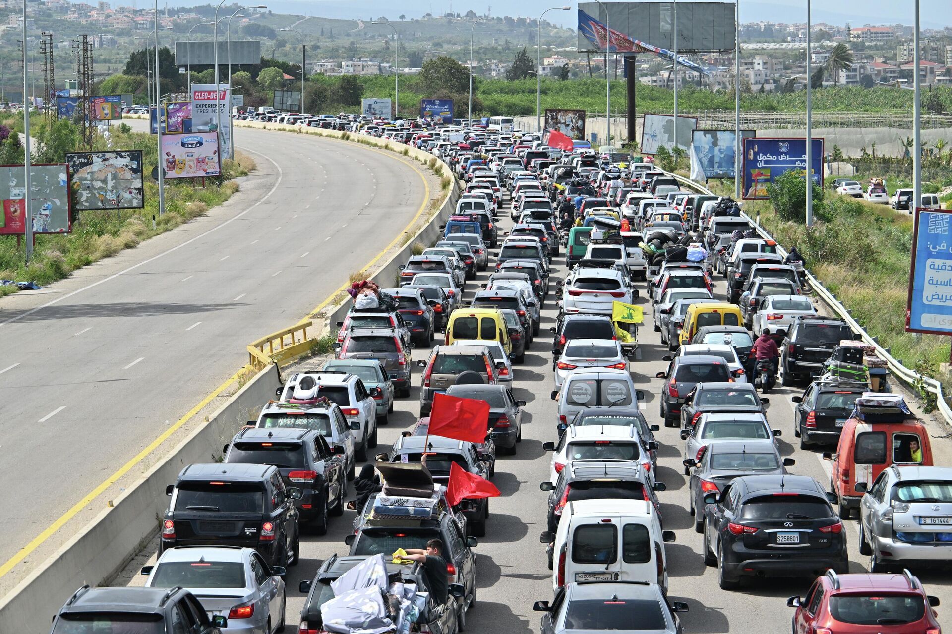 Ateşkesin ardından binlerce Lübnanlı güneye doğru dönüş yapmaya başladı - Sputnik Türkiye, 1920, 17.04.2026