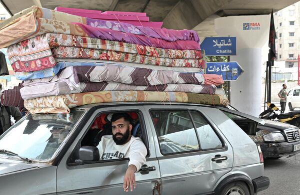 ABD Başkanı Donald Trump tarafından duyurulan ateşkesin ardından yaklaşık 6 haftadır evlerinden uzak kalan Lübnanlıların dönüş sürecinin aşamalı olarak ilerliyor. - Sputnik Türkiye