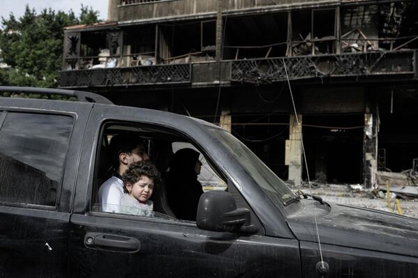 İsrail ile Lübnan arasında varılan geçici ateşkesin yürürlüğe girmesinin ardından, çatışmalar nedeniyle yerinden edilen siviller evlerine dönmeye başladı. - Sputnik Türkiye