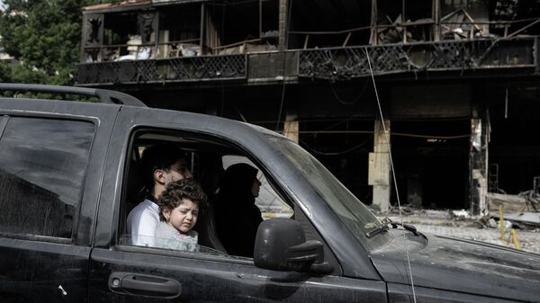 İsrail'in saldırılarıyla yerinden edilen Lübnanlar, geçici ateşkesle evlerine dönmeye başladı - Sputnik Türkiye