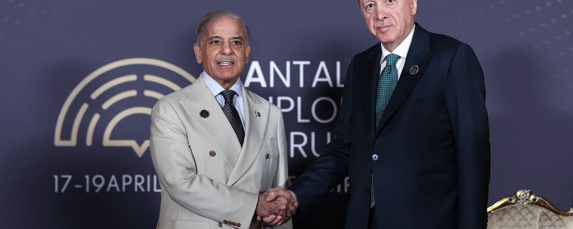 Cumhurbaşkanı Erdoğan ve Şahbaz Şerif - Sputnik Türkiye, 1920, 17.04.2026