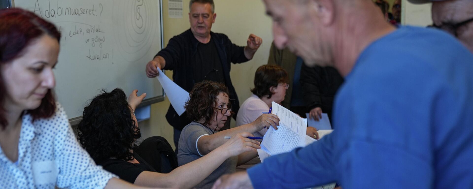 Bulgaristan'daki seçimler için İzmir'deki sandıklarda çifte vatandaşlar oy kullandı - Sputnik Türkiye, 1920, 19.04.2026