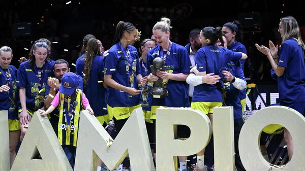 Şampiyon Fenerbahçe Opet, kupayı kaldırdı - Sputnik Türkiye