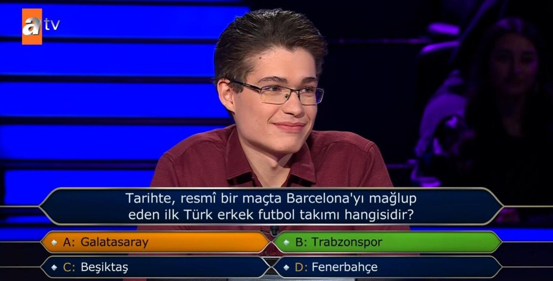 Kim Milyoner Olmak İster yarışmasında şaşırtan soru: Barcelona’yı ilk yenen Türk takımı hangisidir? - Sputnik Türkiye, 1920, 20.04.2026