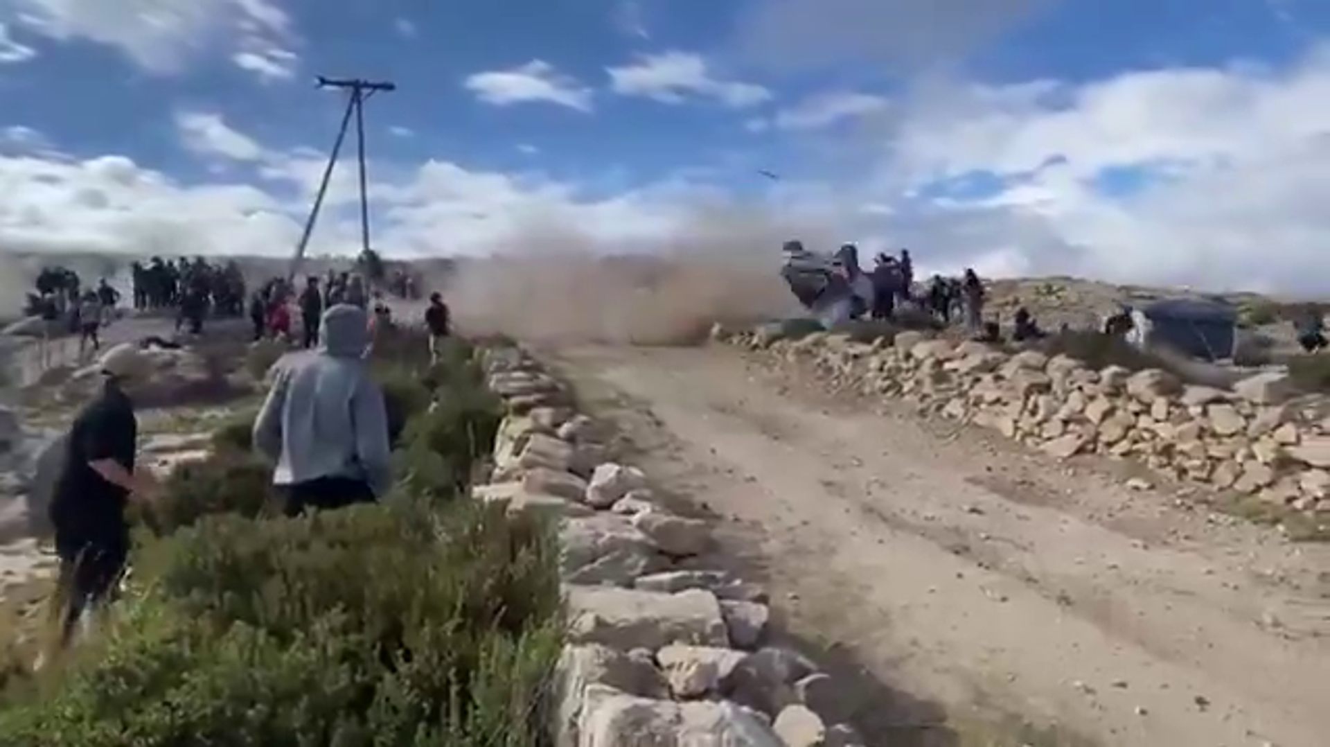 Güney Amerika Rallisi'nde yarış aracı seyircilerin üstüne savruldu: 1 kişi ölü, 3 yaralı - Sputnik Türkiye, 1920, 20.04.2026