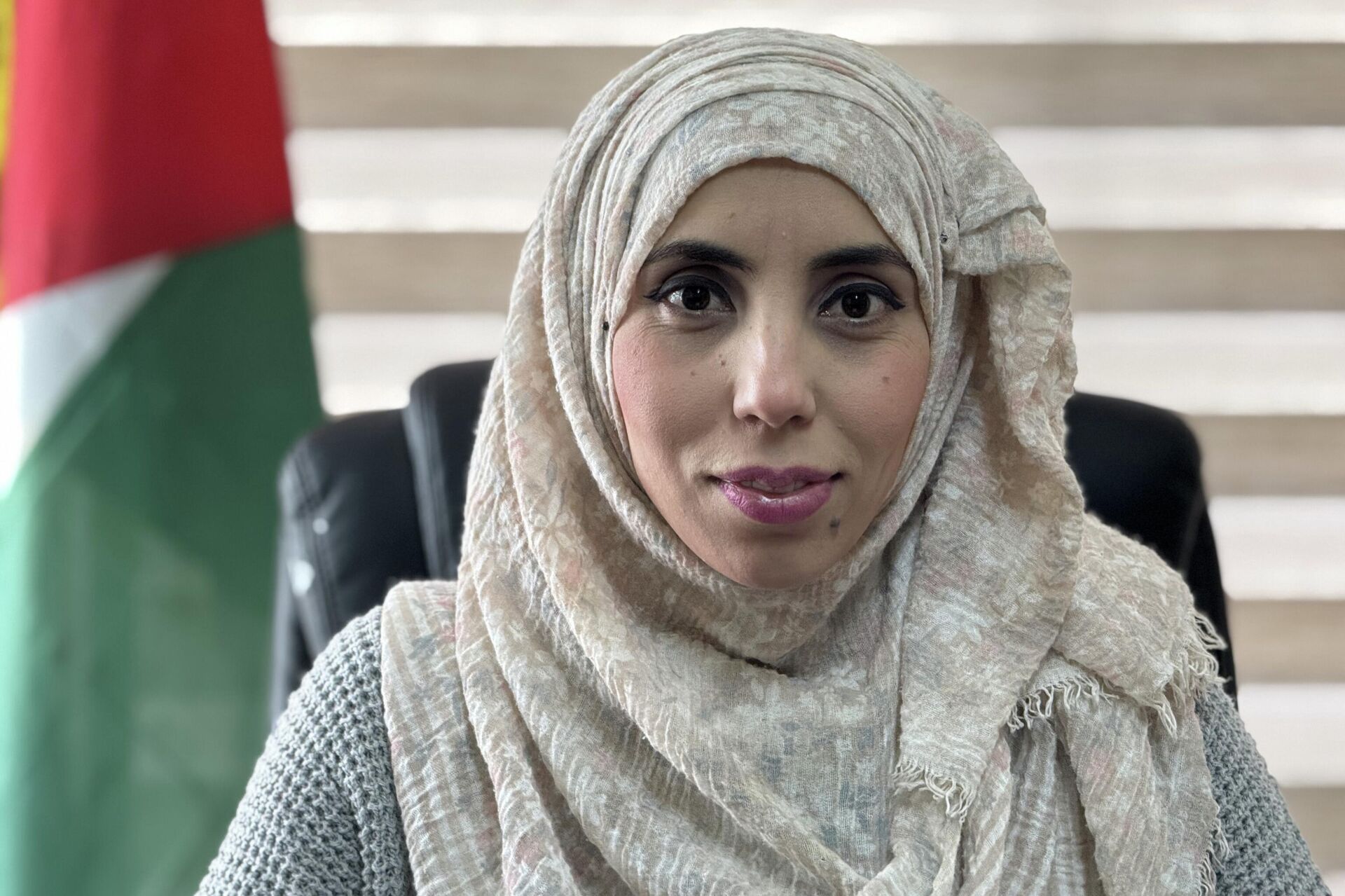 L’Espresso dergisinin kapağına taşıdığı fotoğraftaki Filistinli avukat Miad Ebu’l-Rub - Sputnik Türkiye, 1920, 20.04.2026