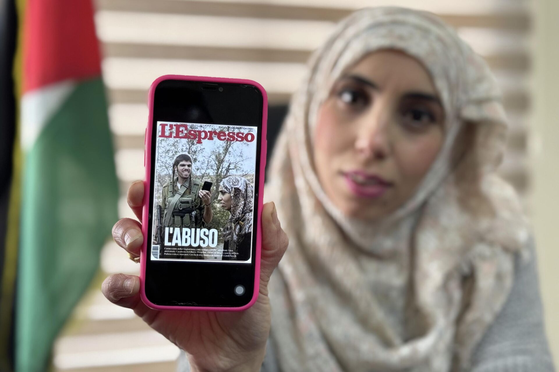 L’Espresso dergisinin kapağına taşıdığı fotoğraftaki Filistinli avukat Miad Ebu’l-Rub - Sputnik Türkiye, 1920, 20.04.2026