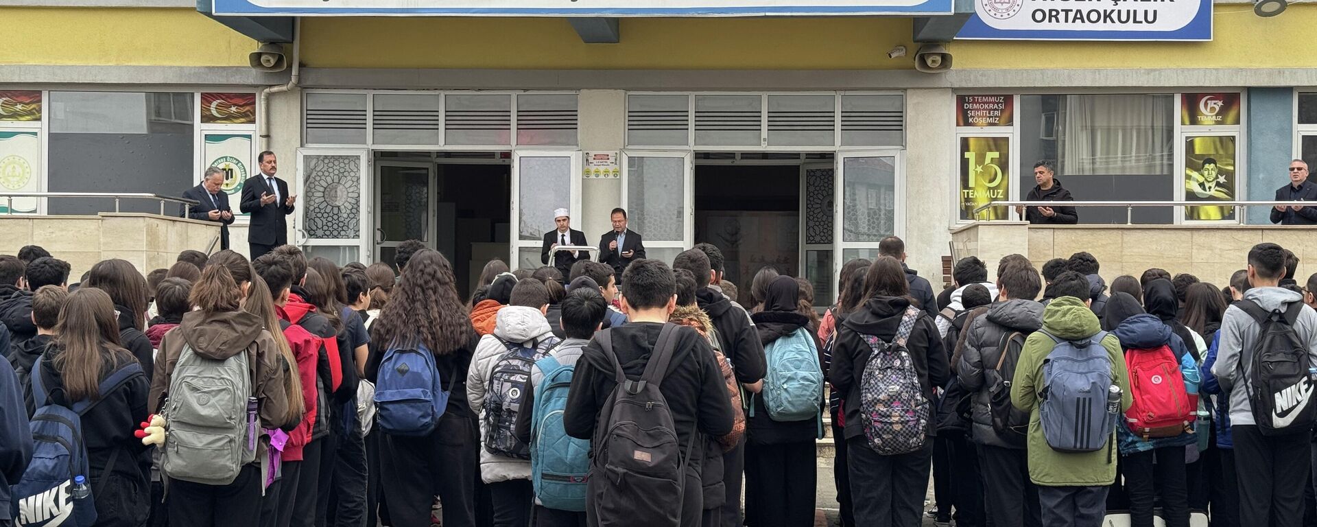 Okul saldırısında hayatını kaybeden öğretmen ile öğrenciler haftanın ilk zili öncesi Kahramanmaraş'taki okulda anıldı - Sputnik Türkiye, 1920, 20.04.2026