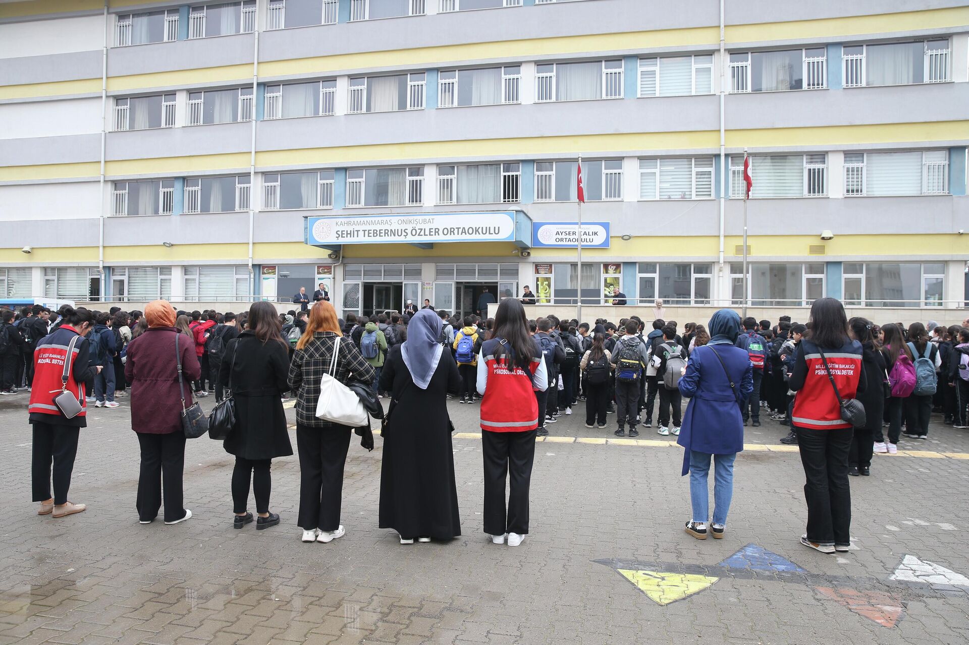 Okul saldırısında hayatını kaybeden öğretmen ile öğrenciler haftanın ilk zili öncesi Kahramanmaraş'taki okulda anıldı - Sputnik Türkiye, 1920, 20.04.2026