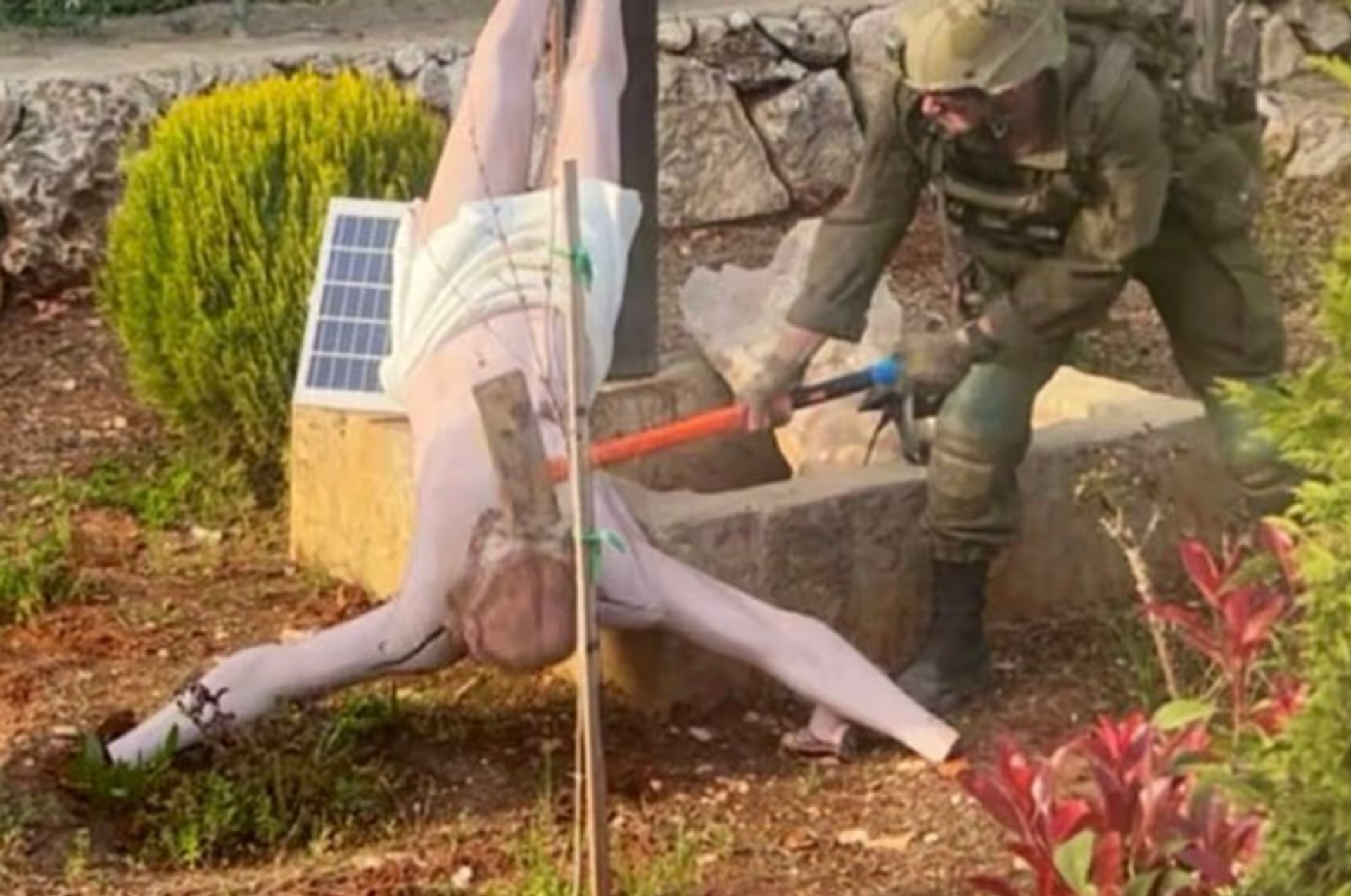 Görüntüde, İsrail Savunma Kuvvetleri (IDF) askerinin Lübnan'da İsa heykelini baltayla parçaladığı görülüyor./X - Sputnik Türkiye, 1920, 24.04.2026