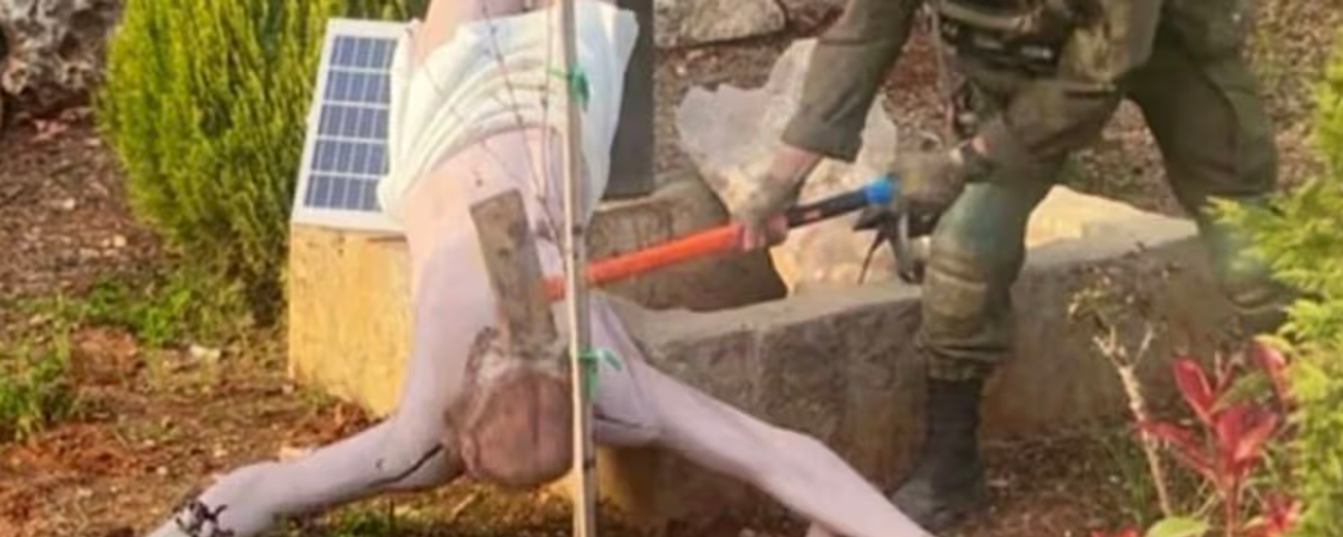 Görüntüde, İsrail Savunma Kuvvetleri (IDF) askerinin Lübnan'da İsa heykelini baltayla parçaladığı görülüyor./X - Sputnik Türkiye, 1920, 20.04.2026