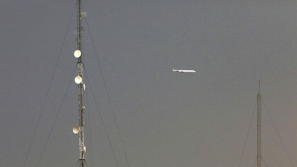 Tahran'daki Mihrabad havaalanına yaklaşan bir uçak (Arşiv)  - Sputnik Türkiye