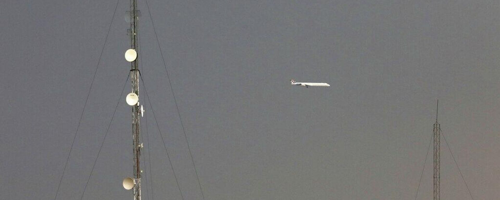 Tahran'daki Mihrabad havaalanına yaklaşan bir uçak (Arşiv)  - Sputnik Türkiye, 1920, 20.04.2026