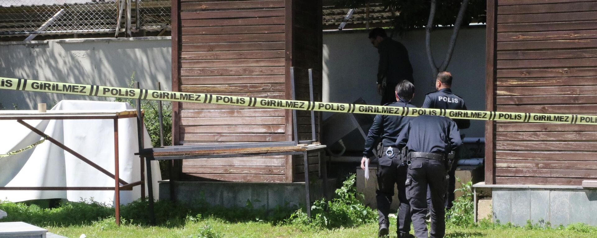 Antalya'da reklam panosunda ceset bulundu - Sputnik Türkiye, 1920, 20.04.2026