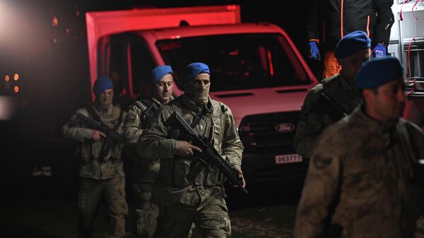 Ankara'da eğitim uçuşu sırasında kaza kırıma uğrayan Kara Havacılık Komutanlığına ait CH-47 ağır nakliye helikopterinde incelemeler devam ediyor - Sputnik Türkiye