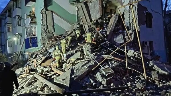 Rusya’nın Sızran kentinde, Ukrayna ordusunun İHA saldırısinda bir apartman çöktü - Sputnik Türkiye