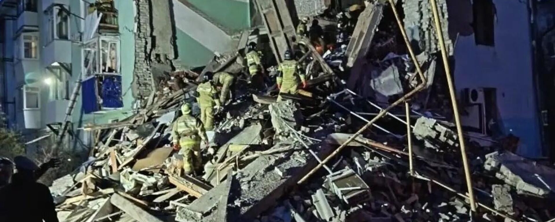 Rusya’nın Sızran kentinde, Ukrayna ordusunun İHA saldırısinda bir apartman çöktü - Sputnik Türkiye, 1920, 22.04.2026