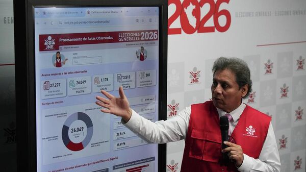 Peru Ulusal Seçim Kurulu sözcüsü Jorge Valdivia, 20 Nisan 2026 Pazartesi günü Peru'nun başkenti Lima'da genel seçimlere ilişkin oy sayım sonuçlarını gösteriyor - Sputnik Türkiye