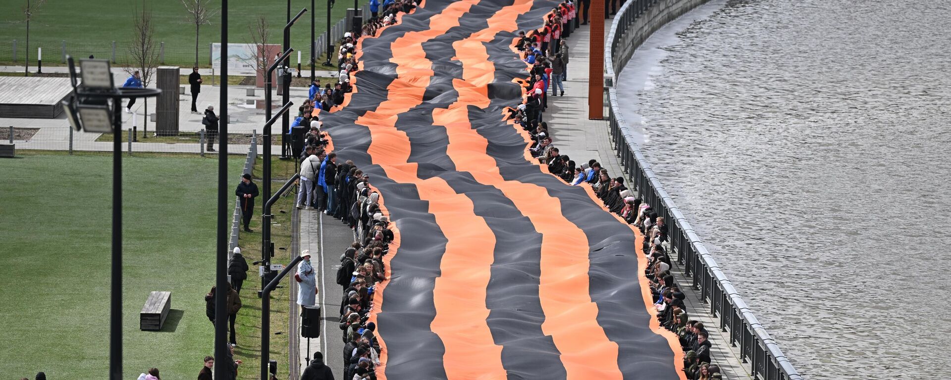 Moskova’da 'Aziz George Kurdelesi' kampanyası düzenlendi - Sputnik Türkiye, 1920, 22.04.2026