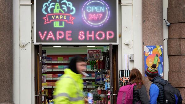 Londra'da bir sigara ve elektronik sigara dükkanı - Sputnik Türkiye