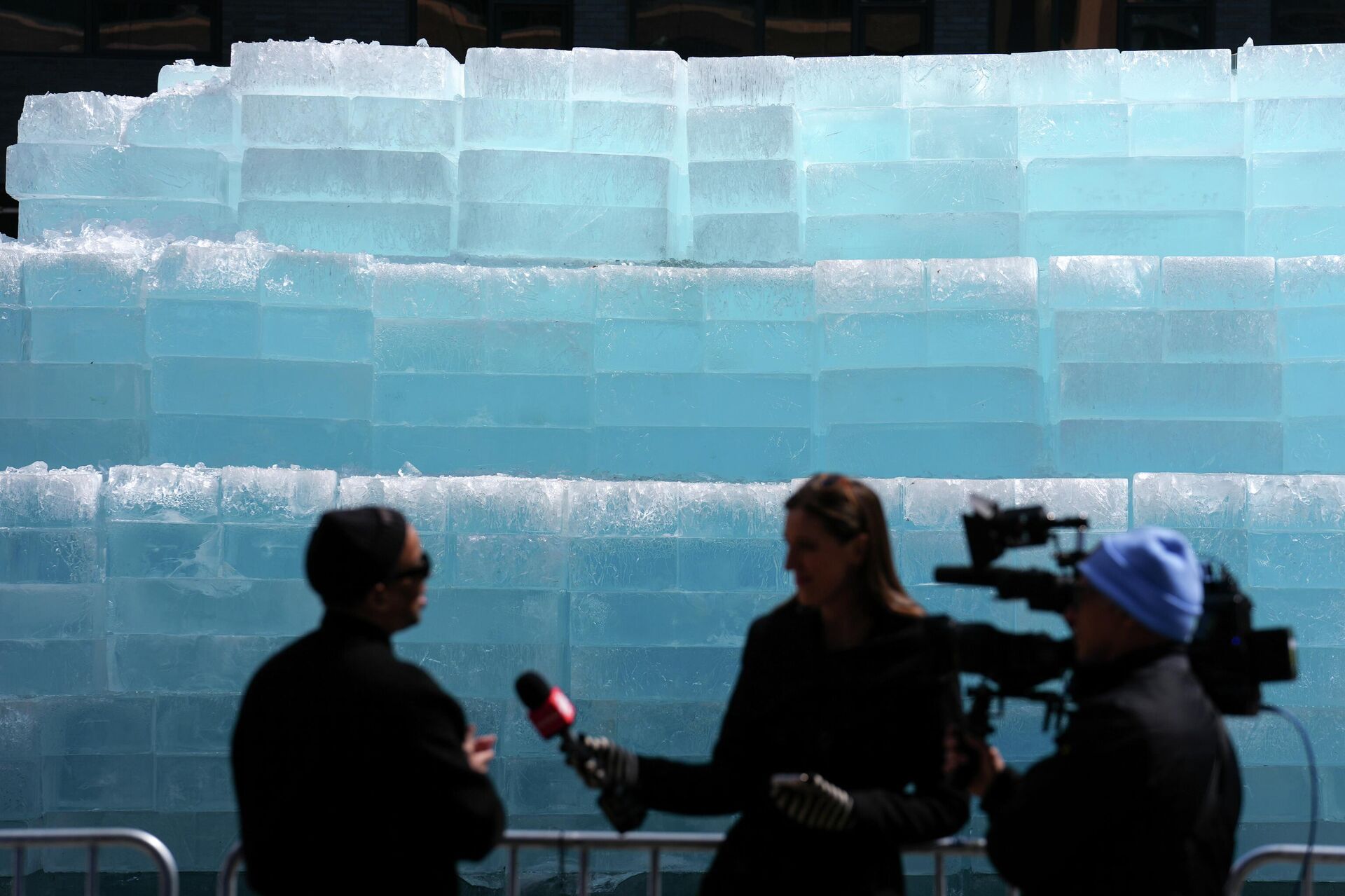 Drake’in 'Iceman' albümü için kentin ortasında dev buz heykeli konuldu - Sputnik Türkiye, 1920, 23.04.2026