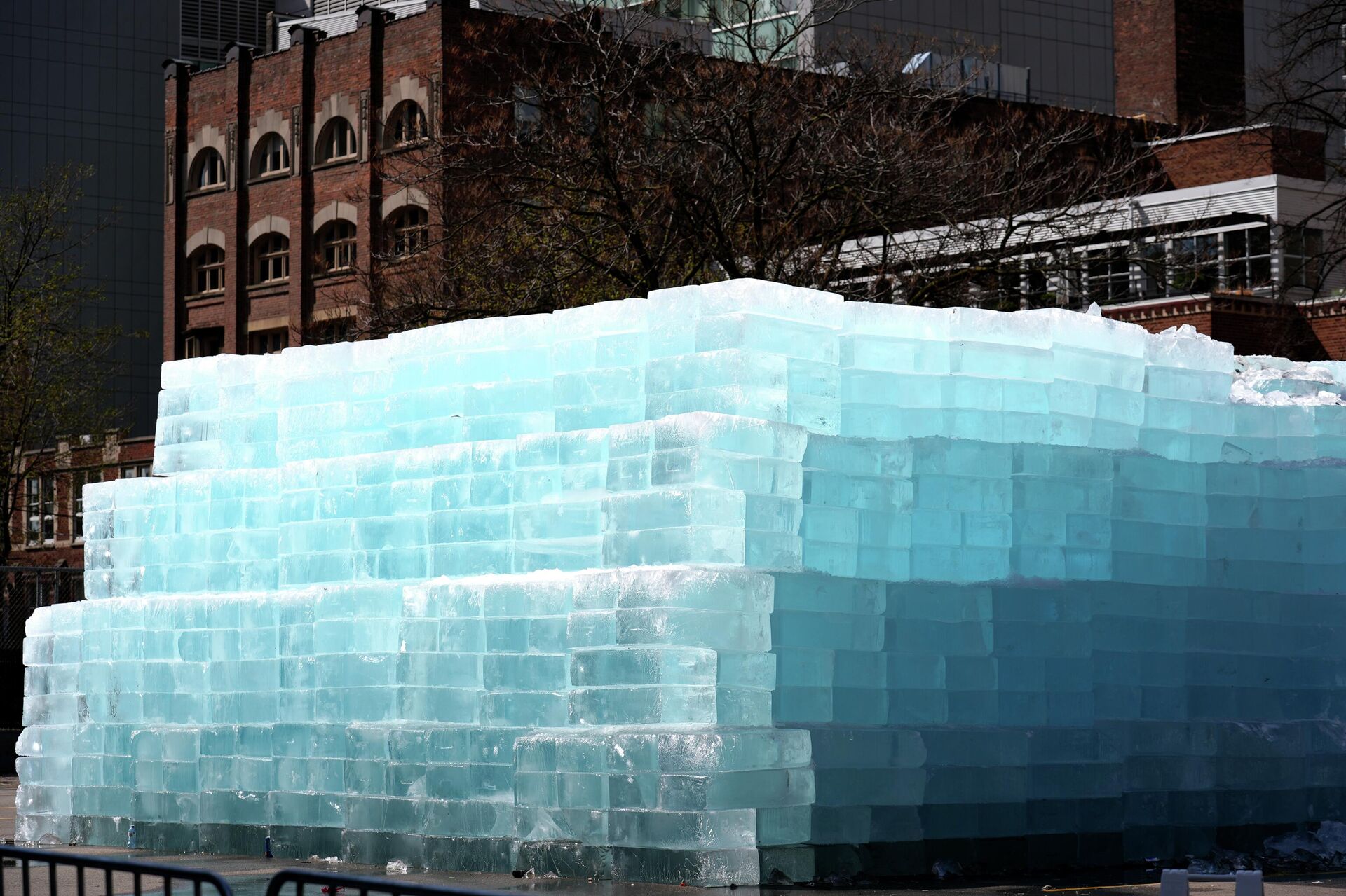 Drake’in 'Iceman' albümü için kentin ortasında dev buz heykeli konuldu - Sputnik Türkiye, 1920, 23.04.2026