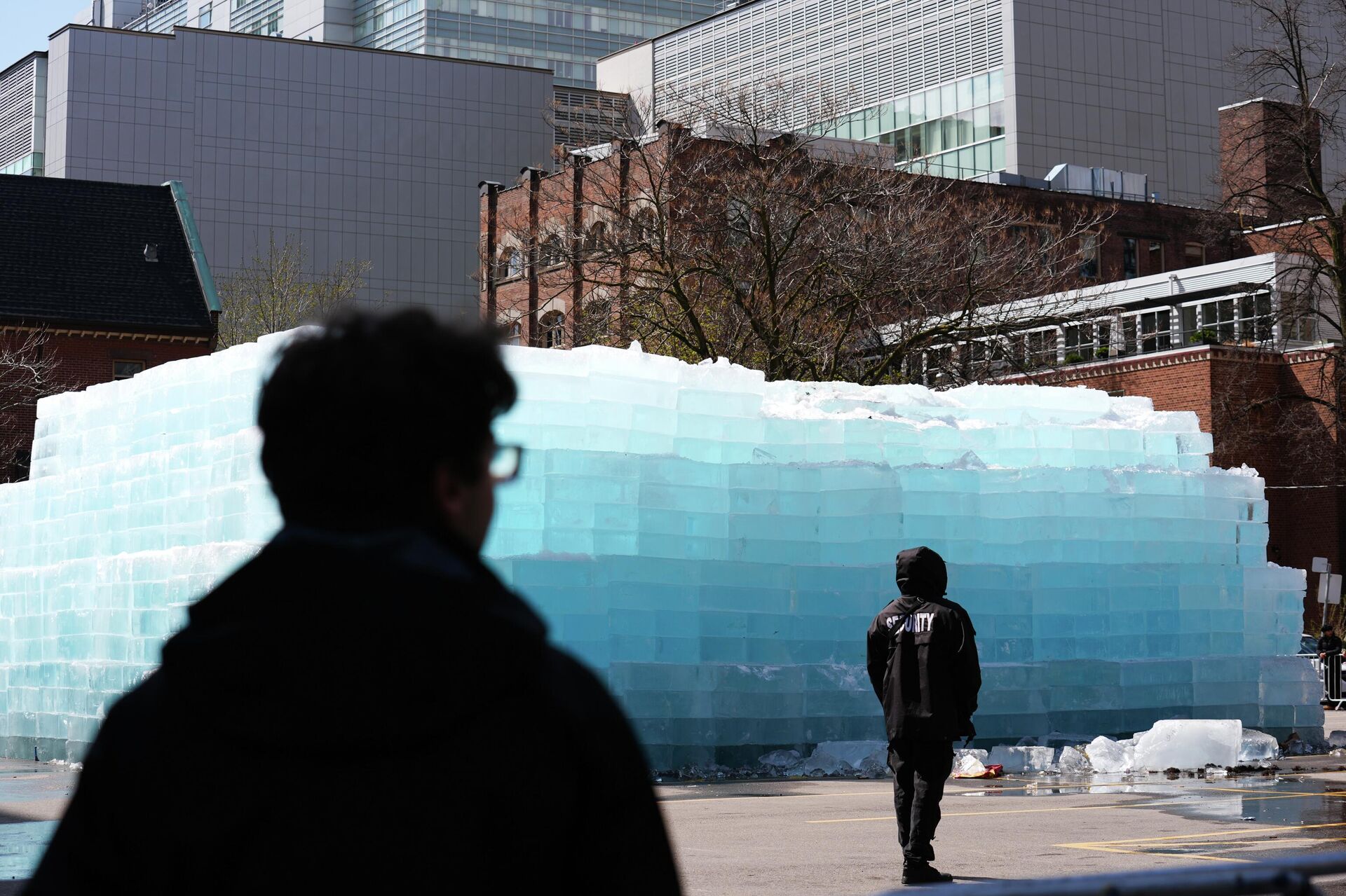 Drake’in 'Iceman' albümü için kentin ortasında dev buz heykeli konuldu - Sputnik Türkiye, 1920, 23.04.2026