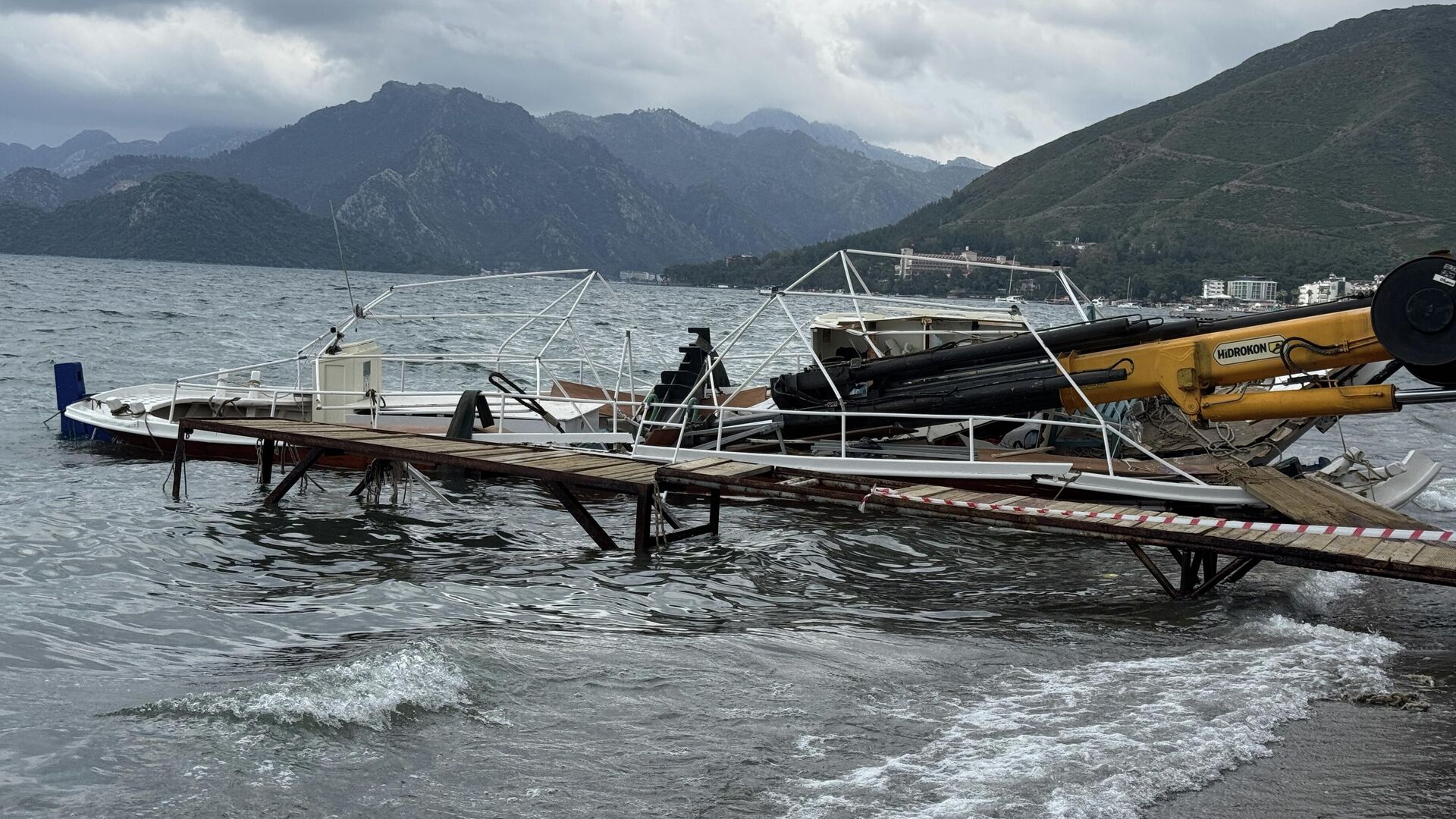 Marmaris'te kırılan vinç taşıma kolunun altında kalan işçi öldü - Sputnik Türkiye, 1920, 23.04.2026