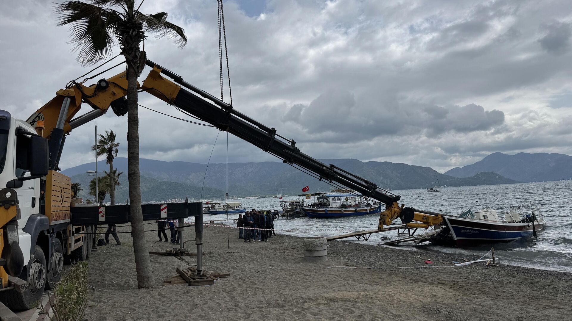 Marmaris'te kırılan vinç taşıma kolunun altında kalan işçi öldü - Sputnik Türkiye, 1920, 23.04.2026